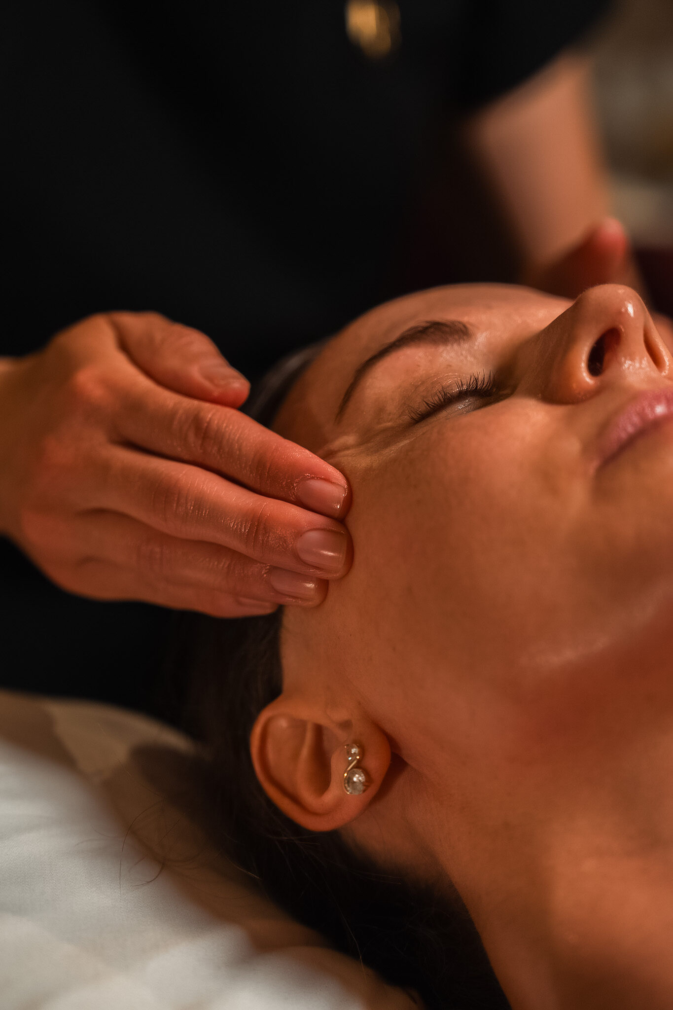 Guest receiving massage by the masseuse