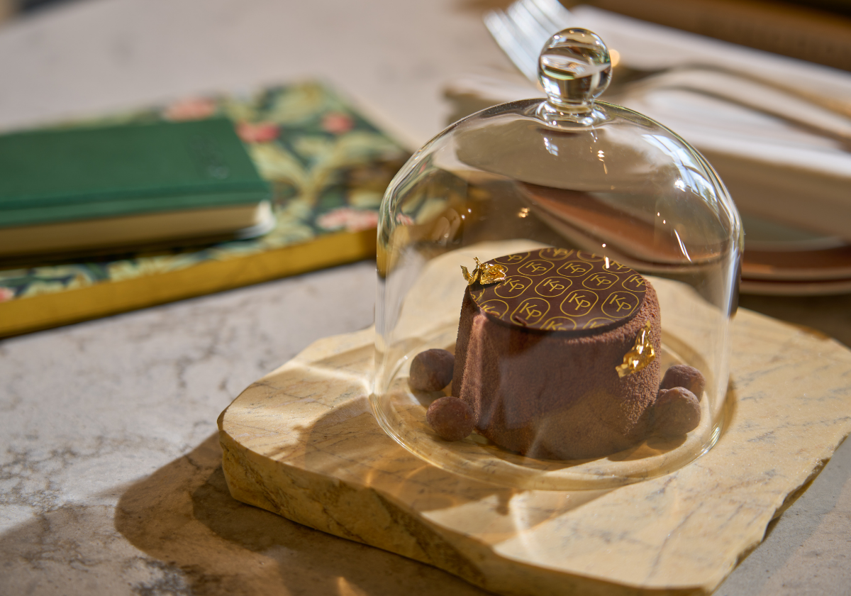 Guest receiving a Welcome Cake