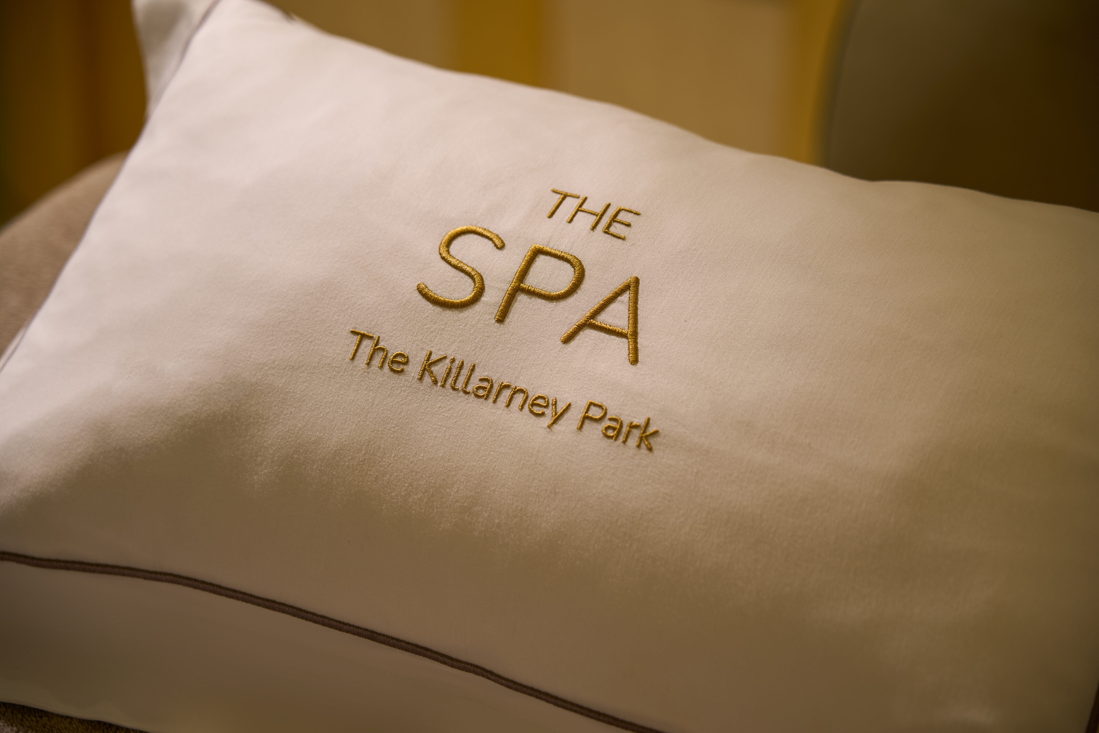 Details on the spa pillow.