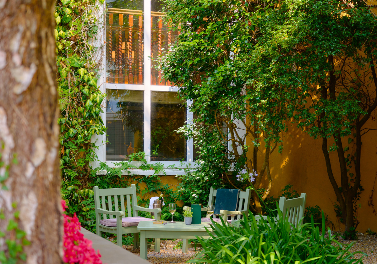 Outdoor dining area at The Killarney Park